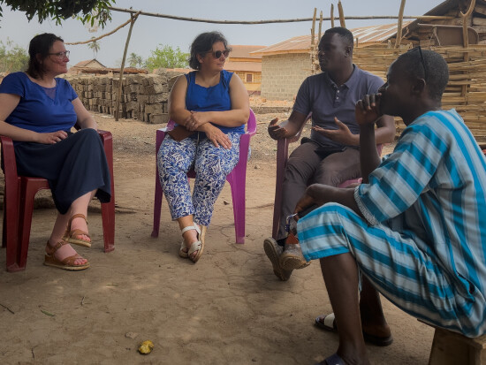 Cécile Roy et Marie Forget-Ateba rendent visite à l'équipe de Wakili en Guinée