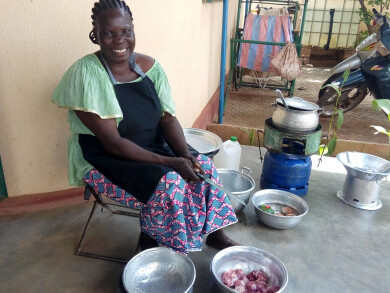 Femme restauratrice utilisant un réchaud à gaz - Nafa Naana - Entrepreneurs du Monde