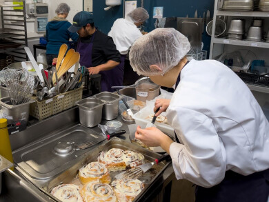 Bénéficiaires dans le laboratoire de cuisine de Des Saveurs et Des ailes - Entrepreneurs du Monde