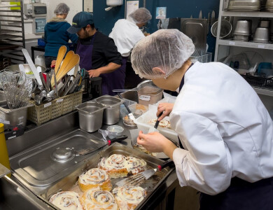 Bénéficiaires dans le laboratoire de cuisine de Des Saveurs et Des ailes - Entrepreneurs du Monde