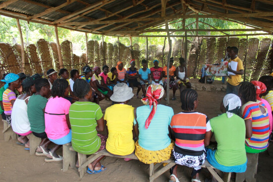 Réunion de groupe en Haïti - Entrepreneurs du Monde