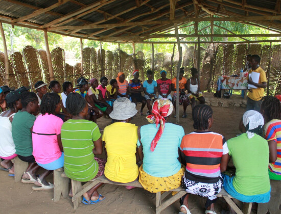 Réunion de groupe en Haïti - Entrepreneurs du Monde
