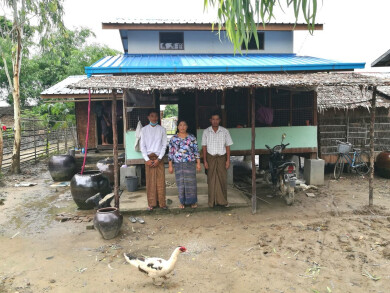 Bénéficiaire et sa famille devant sa maison- Sont Oo Tethwin - Entrepreneurs du Monde