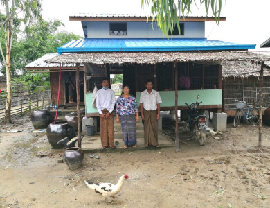 Bénéficiaire et sa famille devant sa maison- Sont Oo Tethwin - Entrepreneurs du Monde