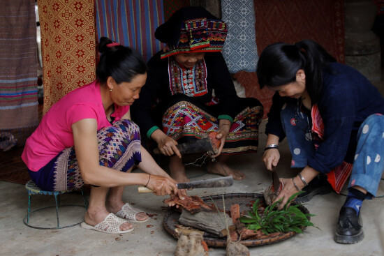 Femme tisserande au Vietnam accompagnée par Entrepreneurs du Monde