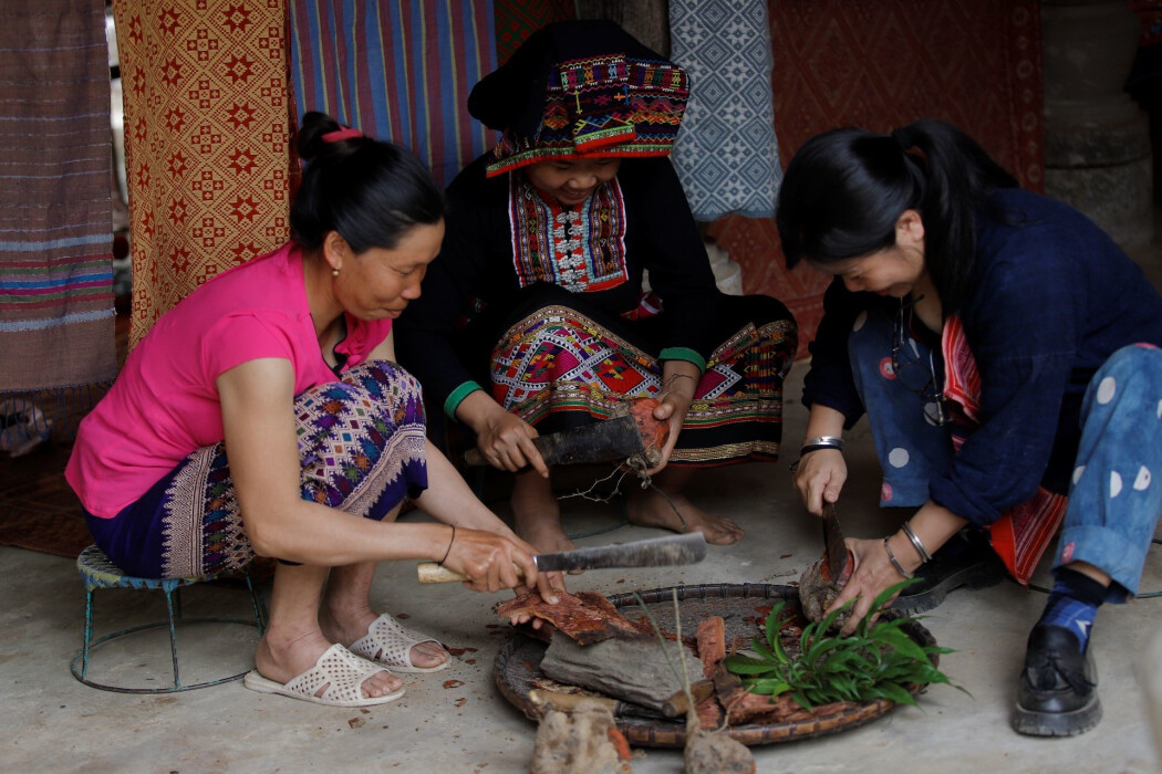 Femme tisserande au Vietnam accompagnée par Entrepreneurs du Monde