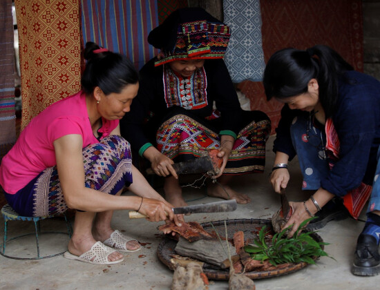 Femme tisserande au Vietnam accompagnée par Entrepreneurs du Monde
