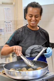 Lydia bénéficiaire de Des Saveurs et des Ailes en train de cuisiner