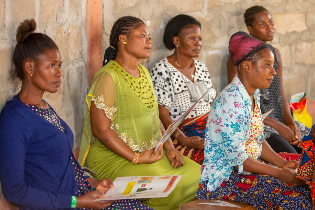 5 femmes bénéficiaires d'Assilassimé au Togo écoutent une formation