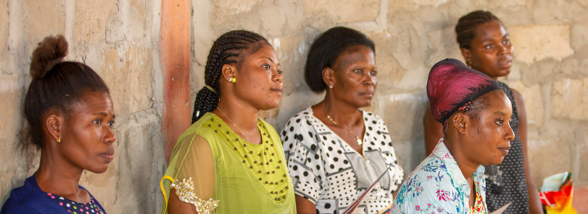 5 femmes bénéficiaires d'Assilassimé au Togo écoutent une formation
