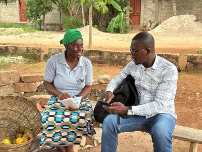 Un animateur d'Assilassimé Solidarité au Togo rend visite à une bénéficiaire