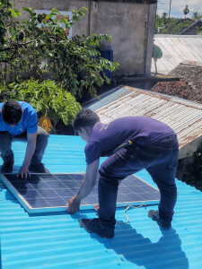 Installation de panneaux solaires aux Philippines