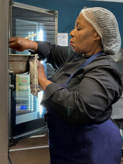 Bénéficiaire Des Saveurs et Des Ailes dans le laboratoire de cuisine