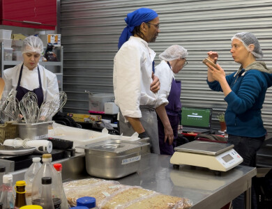 Echange entre les bénéficaires et leur formatrice dans le labo de cuisine