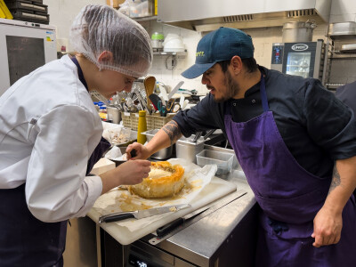 Un formateur de Des Saveurs et des Ailes forme une bénéficiaire