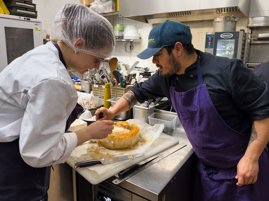 Un formateur de Des Saveurs et des Ailes forme une bénéficiaire