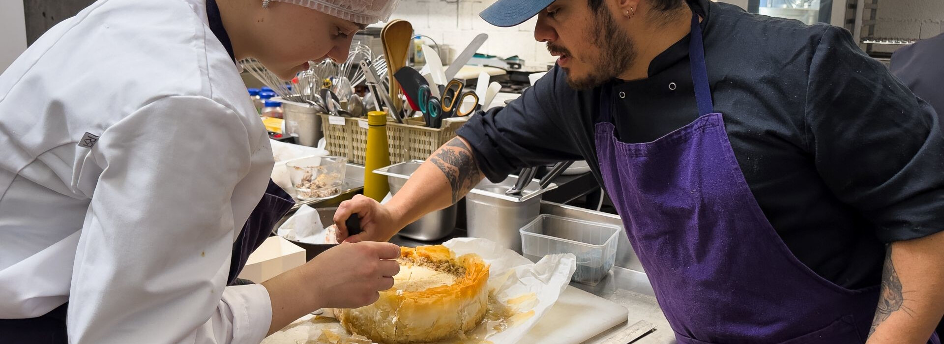 Un formateur de Des Saveurs et des Ailes forme une bénéficiaire