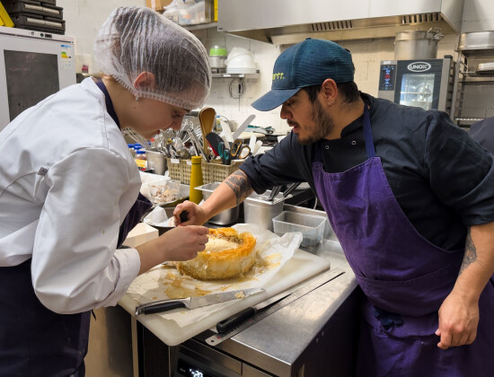Un formateur de Des Saveurs et des Ailes forme une bénéficiaire
