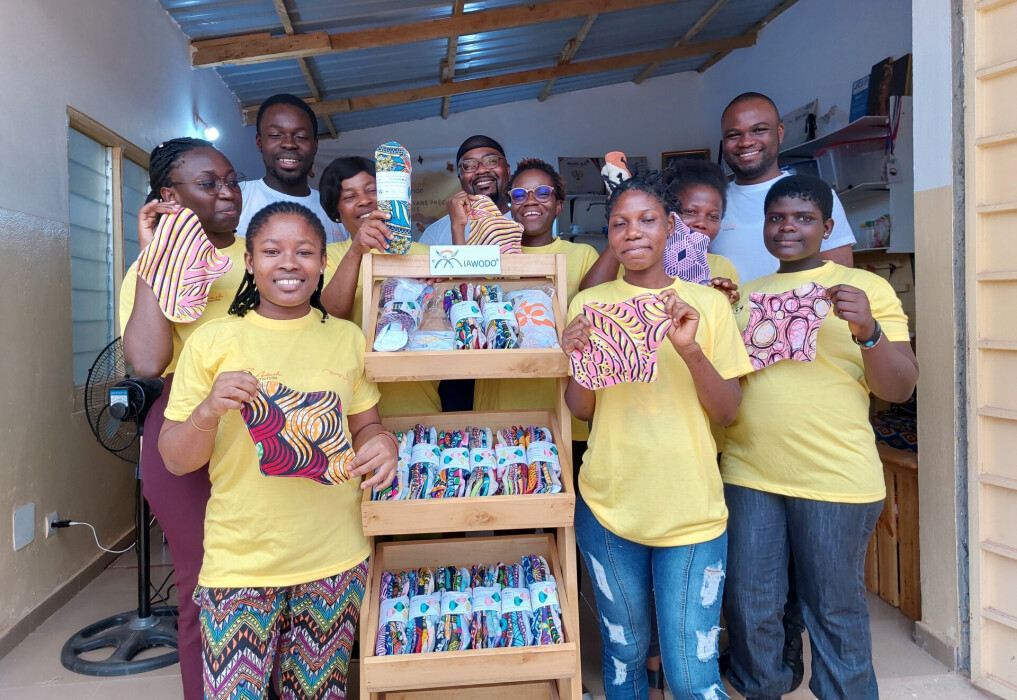 Bénéficiaires montrant les protections menstruelles produites par Auréole Monde