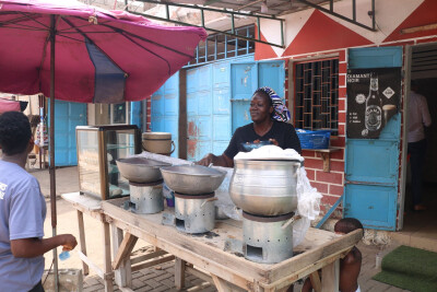 Restauratrice de rue utilisant des réchauds Mivo Energie