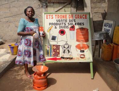 Vendeuse de réchauds améliorés, partenaire de Mivo Energie