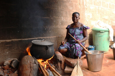 Problématique de la cuisson "3 pierres" au Togo : fumées et danger