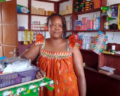Commerçante dans sa boutique, bénéficiaire du projet Miapé au Togo.