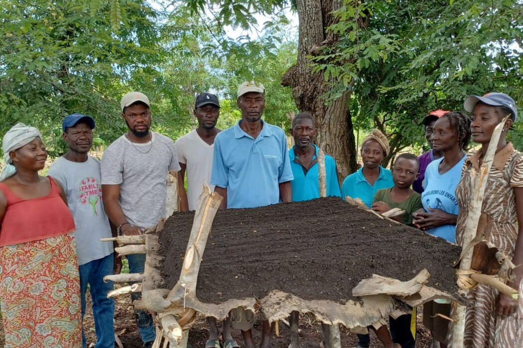 groupe d'agriculteurs suivant une école aux champs animée par Palmis Mikwofinans Sosyal