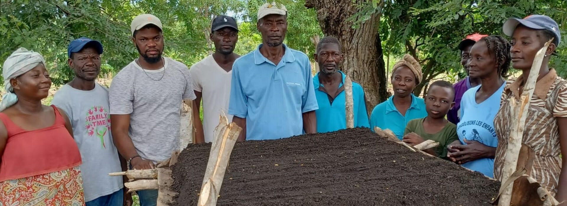 groupe d'agriculteurs suivant une école aux champs animée par Palmis Mikwofinans Sosyal