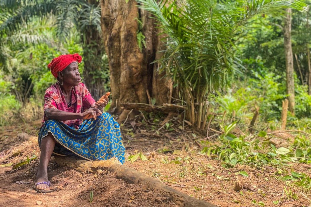 bénéficiaire de wakili assise au pied d'un arbre