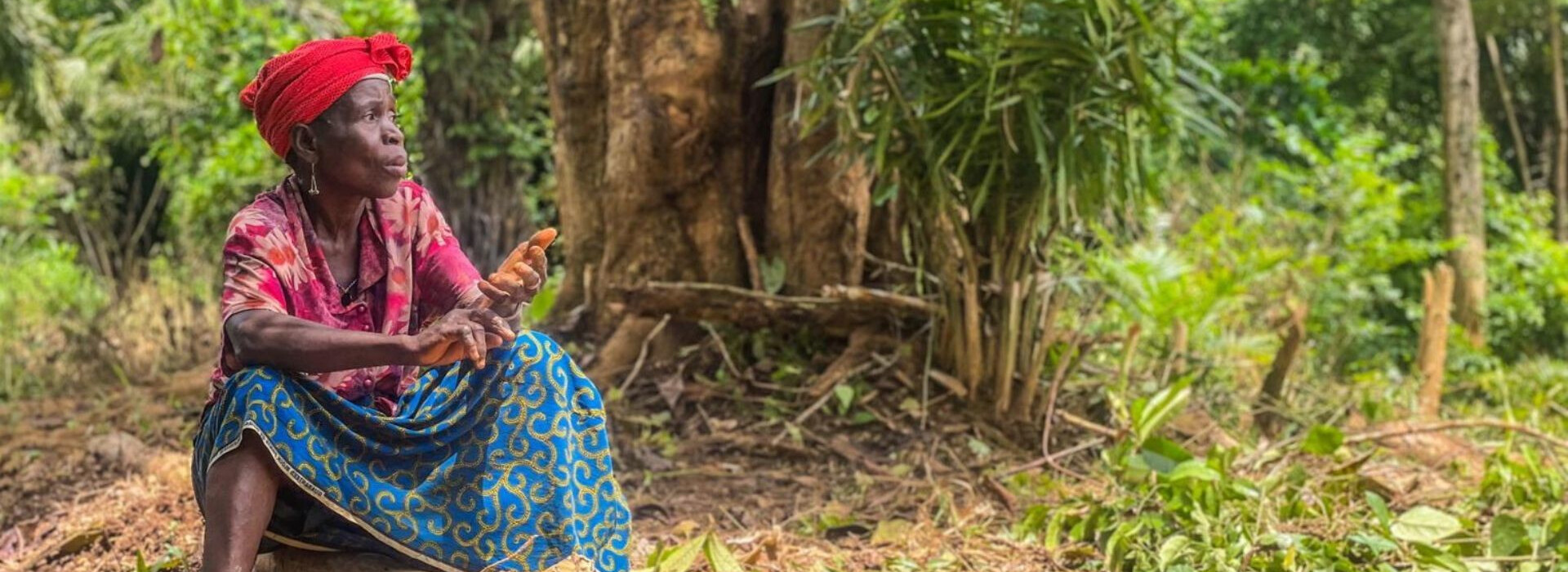 bénéficiaire de wakili assise au pied d'un arbre