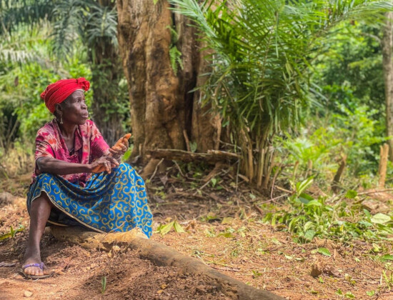 bénéficiaire de wakili assise au pied d'un arbre