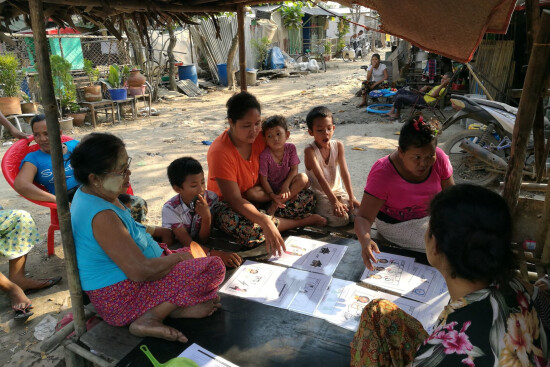 un groupe de bénéficiaires de Sont Oo Tehtwin en Birmanie suit une formation