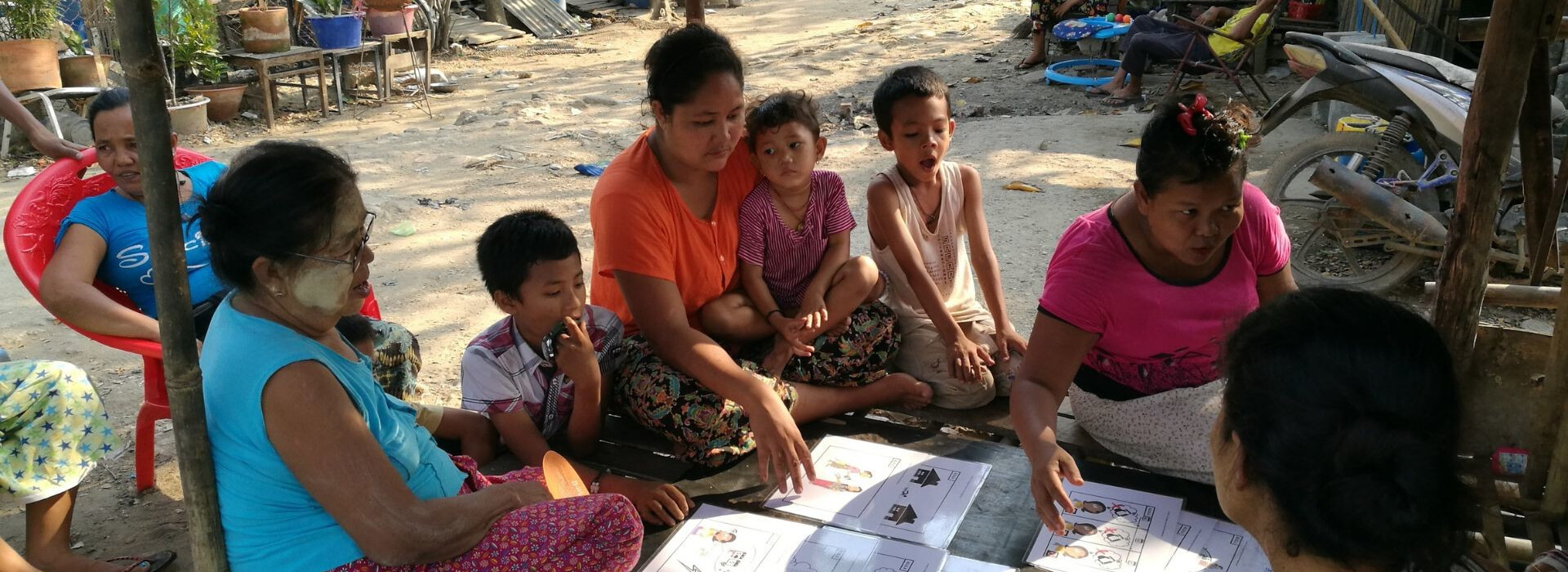 un groupe de bénéficiaires de Sont Oo Tehtwin en Birmanie suit une formation