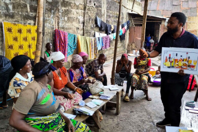 un animateur anime une formation auprès d'un groupe de bénéficiaires de munafa, en sierra leone