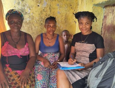 une animatrice remplit un dossier avec une bénéficiaire pour l'octroi d'un prêt