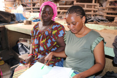 une travailleuse sociale rend visite à une bénéficiaire de Fansoto au Sénégal