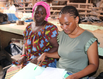 une travailleuse sociale rend visite à une bénéficiaire de Fansoto au Sénégal