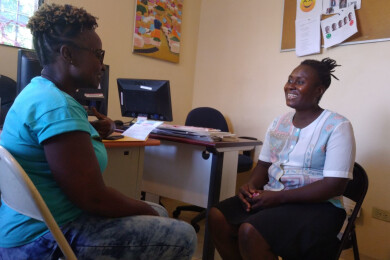 entretien entre une bénéficiaire de Palmis Mikwofinans Sosyal et une animatrice