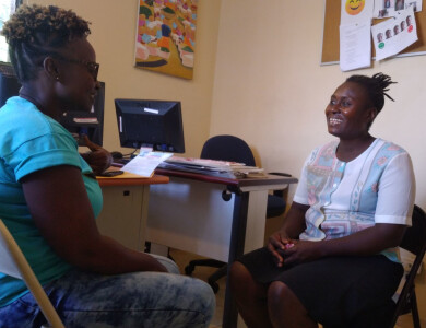 entretien entre une bénéficiaire de Palmis Mikwofinans Sosyal et une animatrice