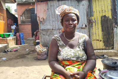 portrait d'une bénéficiaire dans sa communauté