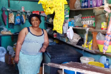 portrait d'une bénéficiaire de Palmis Mikwofinans Sosyal, dans sa boutique
