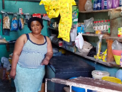 portrait d'une bénéficiaire de Palmis Mikwofinans Sosyal, dans sa boutique