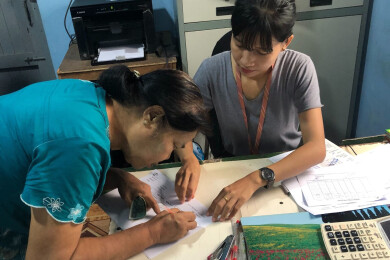 une bénéficiaire de de Sont Oo Tehtwin est en train de déposer son épargne