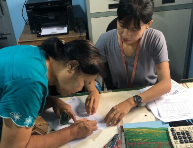 une bénéficiaire de de Sont Oo Tehtwin est en train de déposer son épargne