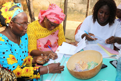 3 animatrices de fansoto recomptent l'épargne déposée par les bénéficiaires pendant la réunion de g