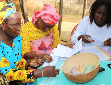 3 animatrices de fansoto recomptent l'épargne déposée par les bénéficiaires pendant la réunion de g