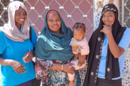 portrait d'une bénéficiaire de fansoto avec 3 de ses enfants