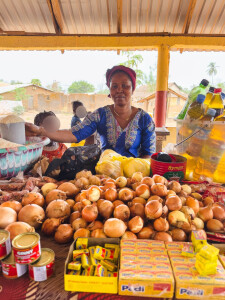 Commerçante devant son étal en Guinée