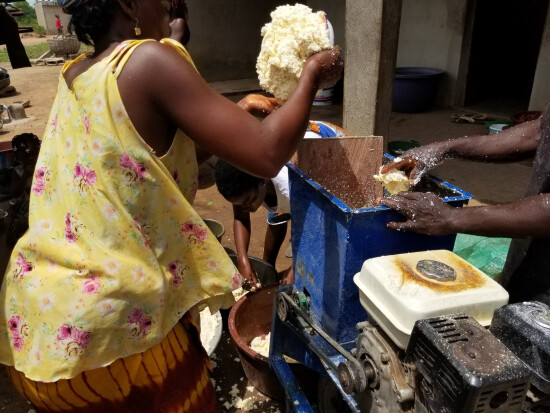 Femme en Côte d'Ivoire utilisant un moulin à Atiéké